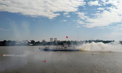 Cận cảnh hàng trăm cảnh sát diễn tập chữa cháy quy mô lớn trên sông Hồng