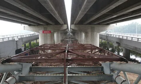 Nhìn gần công trình thi công cầu vòm sắt vượt hồ đầu tiên của Thủ đô