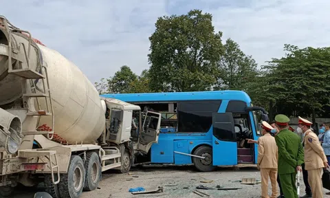 CLIP: Xe khách đánh lái tránh xe máy, lao sang đường bị xe bồn tông ngang sườn