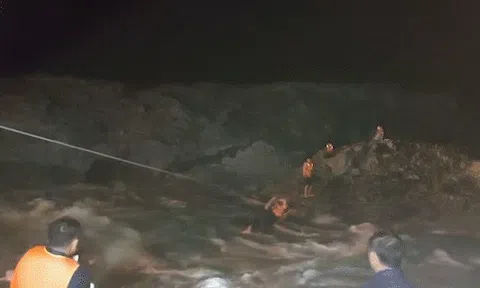 Giải cứu 3 người bị mắc kẹt 14 tiếng đồng hồ dưới chân đập thủy điện