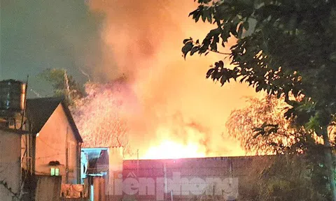 Bãi phế liệu trong khu dân cư ở Bình Dương bốc cháy ngùn ngụt