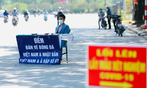 Dân 'phe' kê bàn bán vé ngay sân Mỹ Đình vẫn vắng người mua