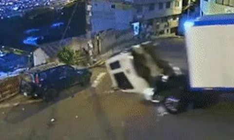 Xe tải mất lái, húc ô tô đậu bên đường cùng rơi xuống vựcicon