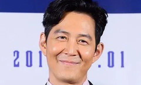 Khán giả phản ứng vì Lee Jung Jae 'Trò chơi con mực' bị MC hỏi kém duyên