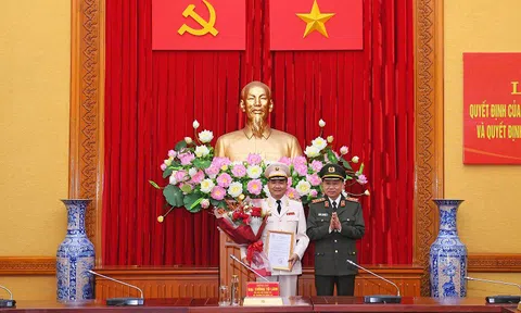 Thăng hàm Trung tướng cho Phó Chủ nhiệm Uỷ ban Quốc phòng và An ninh của Quốc hội