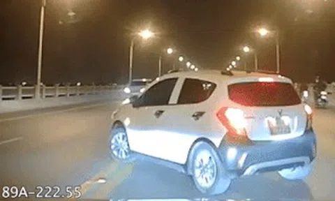 Xe Fadil 'hồn nhiên' quay đầu giữa cầu Vĩnh Tuyicon