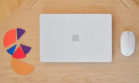Microsoft ra mắt laptop giá 249 USD