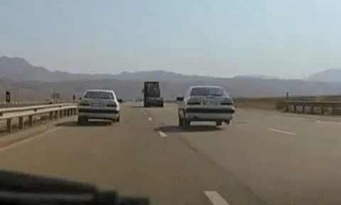 Ô tô cổ Citroen chỉ ba bánh chạy quá tốc độ 200km/h trên đường gây chú ýicon