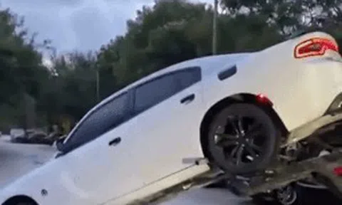 Bị cảnh sát cẩu đi, tài xế chiếc Dodge Charger vẫn cố nhấn ga chạy thoáticon