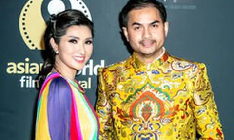 Đức Tiến thanh lịch với áo dài bên cạnh Hồng Nhung 'mớ ba mớ bảy'