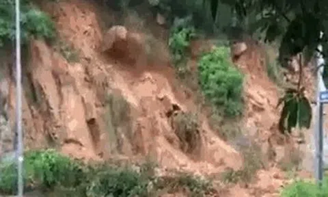 CLIP: Đất đá ầm ầm đổ xuống Quốc lộ 1D ngay lúc xe đầu kéo đi qua
