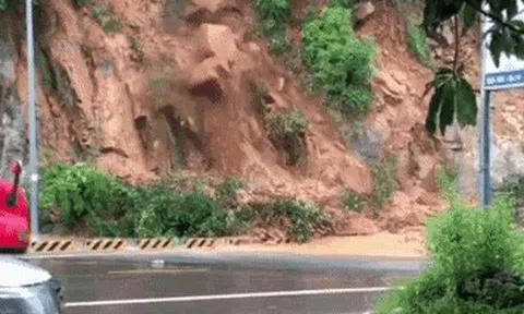 Bình Định: Hãi hùng cảnh xe tải đang lên dốc thì núi sạt lở, đá ào ào đổ xuống