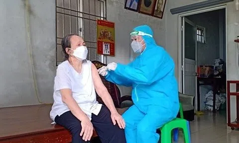 Bạc Liêu: Tổ Covid-19 cộng đồng đến tận nhà khám, tiêm phòng cho người lớn tuổi