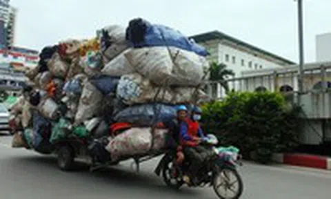 Hãi hùng xe máy kéo “núi hàng” diễu phốicon