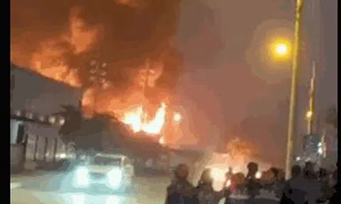 CLIP: Cháy lớn kèm theo nhiều tiếng nổ tại công ty nhựa trong khu công nghiệp