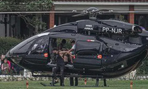 Neymar chơi trội, đến sân tập bằng trực thăng riêng Mercedes giá 15 triệu USD