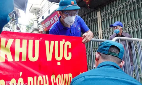 Hà Nội: Cận cảnh lấy mẫu xét nghiệm, phun khử khuẩn ở "ổ dịch" phường Phú Đô có 125 ca F0