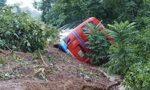 Đang lên đèo, xe khách bất ngờ bị đất đá trên núi đổ xuống vùi lấp