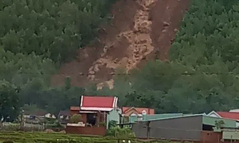 Bình Định: Sạt lở núi, hàng ngàn m3 đất đá ầm ầm đổ xuống khu dân cư