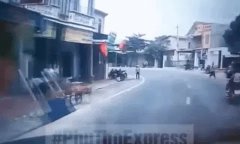 CLIP: Người đàn ông cầm súng bất ngờ lao ra đường doạ bắn tài xế ôtô