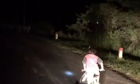 Tài xế soi đèn cho bé trai đạp xe gần 5 km đường đèo