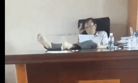 Hạt trưởng kiểm lâm gác chân lên bàn làm việc: "Rõ ràng đây là hình ảnh chụp lén..."