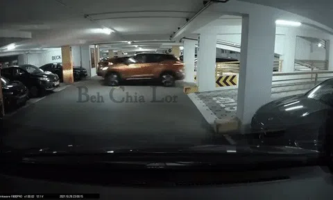 Vội chen cướp chỗ đậu xe, Nissan húc tường bật nảy xeicon