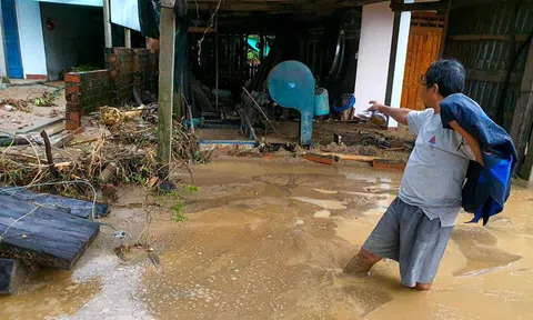 Cận cảnh sạt lở núi, nhà cửa ngập trong bùn đất ở Bình Định