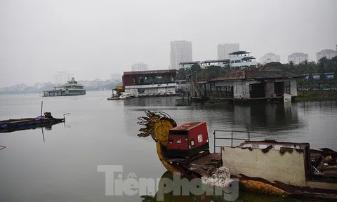 Cận cảnh tháo dỡ bến du thuyền ‘ma’ nhiều năm ở hồ Tây
