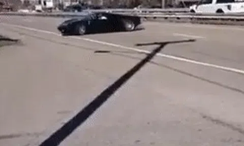 Siêu xe Ford GT mất lái, quay loạn xạ trước khi tạt vào lề vỡ náticon