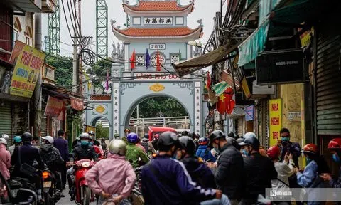 Tắc đường tại chốt kiểm soát ra vào vùng đỏ làng Phú Đô