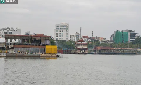Cận cảnh dàn du thuyền từng có giá 70 tỷ ở Hồ Tây được tháo dỡ “bán đồng nát”