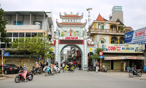 CLIP: Hàng trăm người dân ùn ùn quét mã QR tại "vùng đỏ"