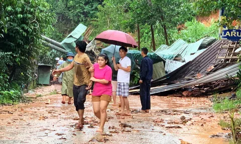 Quảng Nam sạt lở nhiều nơi, trụ điện đổ sập sau tiếng nổ chát chúa