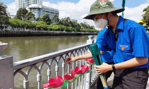 2021 hoa đăng tưởng niệm các nạn nhân Covid-19 ở chùa Pháp Hoa