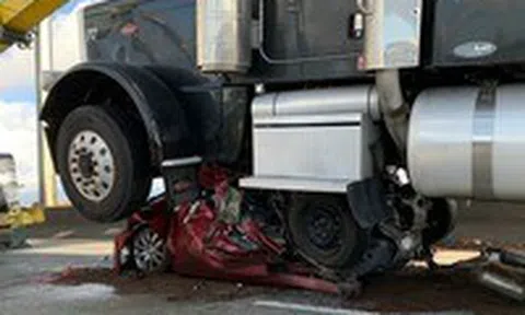 Khó có thể tin nữ tài xế sống sót sau khi ô tô bị xe tải nghiền náticon