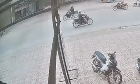 Phi như tên bắn, hai nam sinh 'tông gục' xe máy trên đườngicon