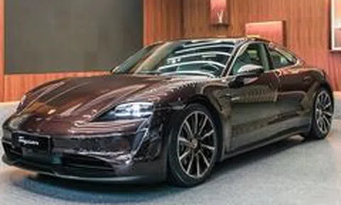 Cận cảnh Porsche Taycan trang bị bộ mâm 300 triệu đồng tại Việt Nam