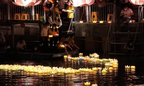 Hàng nghìn người thả hoa đăng tưởng niệm nạn nhân Covid-19