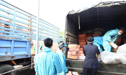 Ngành kiểm sát trao quà hỗ trợ người dân, đồng nghiệp ở Lào