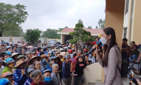 Thủy Tiên phát tiền ở địa phương này, người nơi khác nghe tin đến cũng được nhận