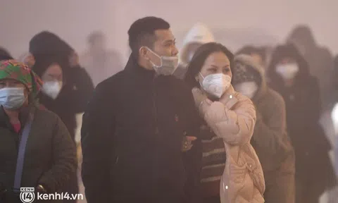 Sapa đông đúc trở lại, nhiều cặp đôi thích thú tay trong tay cảm nhận cái rét buốt của phố núi mờ sương