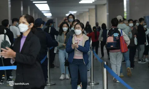 Ảnh: Tàu Cát Linh - Hà Đông kín khách ngày cuối cùng miễn phí vé, có người đi vài lượt