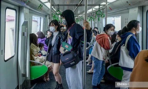 Đông hành khách trải nghiệm tàu điện trên cao trong ngày cuối miễn phí