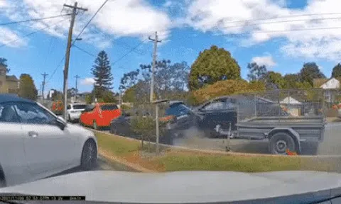 Toyota Camry húc loạt xe bên đường, hai chiếc Mercedes và Hyundai nát đuôiicon