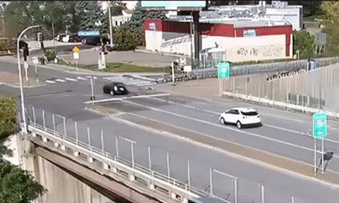 Vượt đèn đỏ, ô tô con nhận kết đắngicon