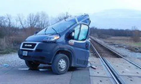 Xe tải giao hàng của Amazon bị tàu hỏa “xé đôi”icon