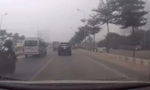 Nóng trên đường: Đi xe máy kiểu 'tổ lái' rồi tự chuốc họa vào thânicon