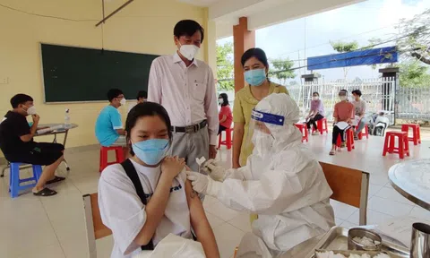 Long An đồng loạt tiêm vắc-xin cho người từ 16 đến 17 tuổi