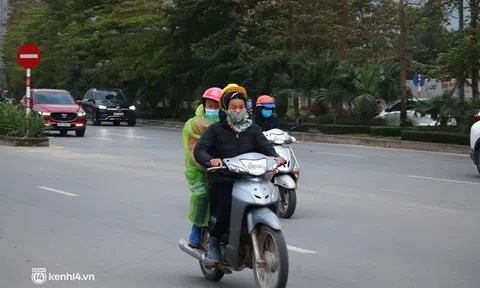 Hà Nội: Không khí lạnh bao trùm sáng đầu tuần, người dân phải mặc thêm áo mưa chống rét dù trời tạnh ráo
